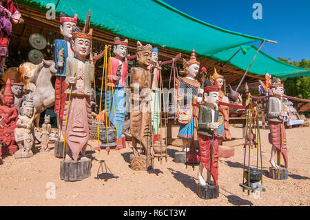 Holz Buddha Maske, Gemüse-chips Souvenirs auf dem Markt in Bagan, Burma (Myanmar) Stockfoto