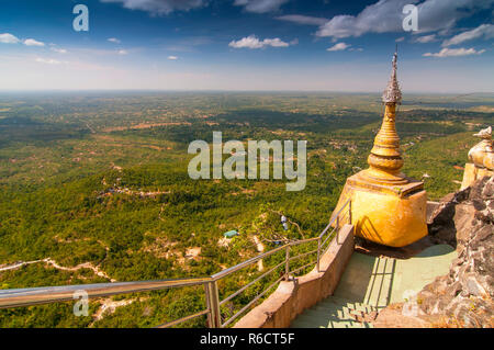 Tempel auf einem Berg Popa Mount Popa, Myanmar (Birma) Stockfoto