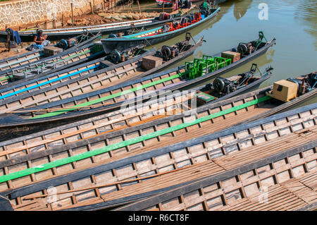 Boote warten auf Touristen, Nyaung Shwe Inle See, Shan Staat, Myanmar Stockfoto