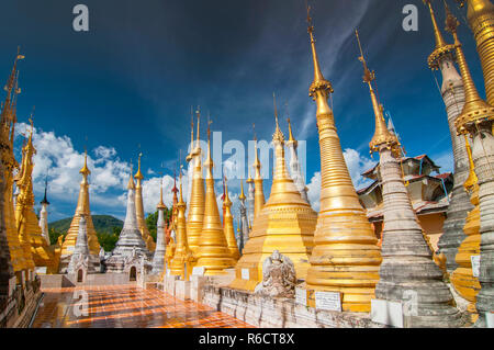 Goldene Stupas, Shwe Inn Thein Paya, Inthein, Inle Lake, Myanmar Stockfoto