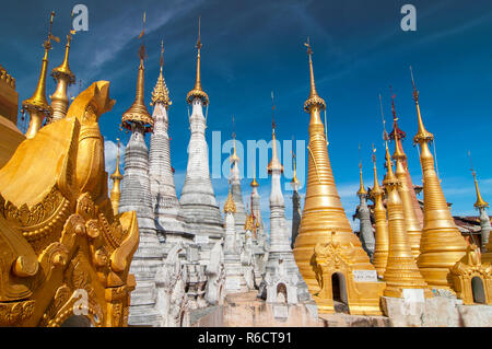 Goldene Stupas, Shwe Inn Thein Paya, Inthein, Inle Lake, Myanmar Stockfoto