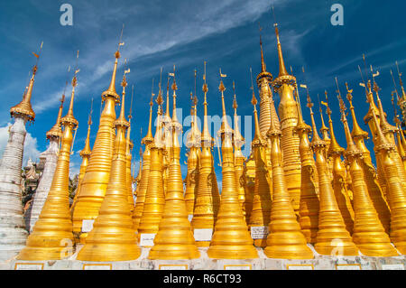 Goldene Stupas, Shwe Inn Thein Paya, Inthein, Inle Lake, Myanmar Stockfoto