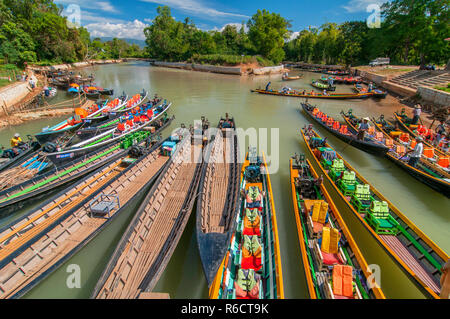 Boote warten auf Touristen, Nyaung Shwe Inle See, Shan Staat, Myanmar Stockfoto