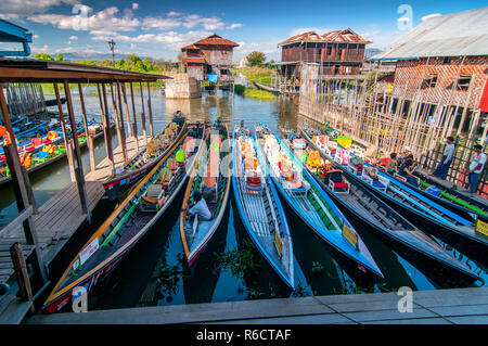 Boote warten auf Touristen, Nyaung Shwe Inle See, Shan Staat, Myanmar Stockfoto