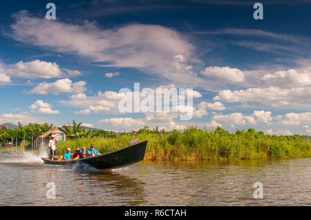 Menschen in Birma in Bambus Boot segelt über den Inle Sap, ein Süßwassersee der Nyaungshwe Township von Shan Staat, Myanmar entfernt Stockfoto