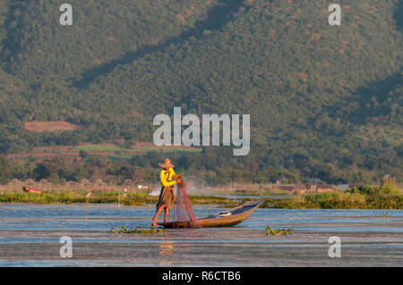 Traditionelle Burmesische Fischer mit Angeln Net am Inle See in Myanmar, die berühmt für ihre unverwechselbaren Bein eine Rudern Stil, Nyaung Shwe, Inle, Taungg Stockfoto