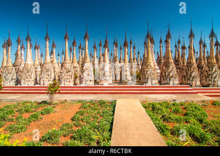 Kakku Pagoden sind fast 2500 schöner Stein Stupas versteckt in einer abgelegenen Gegend von Myanmar nahe dem See Inle diesen heiligen Ort ist auf dem Gebiet der. Stockfoto