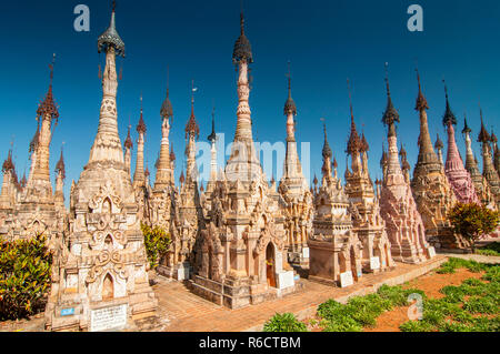 Kakku Pagoden sind fast 2500 schöner Stein Stupas versteckt in einer abgelegenen Gegend von Myanmar nahe dem See Inle diesen heiligen Ort ist auf dem Gebiet der. Stockfoto