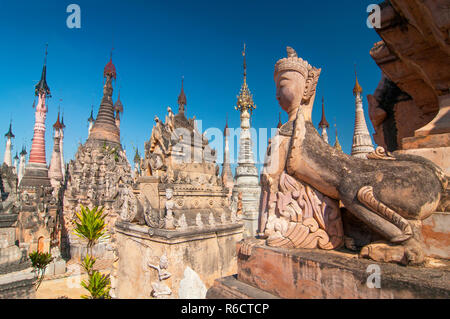 Kakku Pagoden sind fast 2500 schöner Stein Stupas versteckt in einer abgelegenen Gegend von Myanmar nahe dem See Inle diesen heiligen Ort ist auf dem Gebiet der. Stockfoto