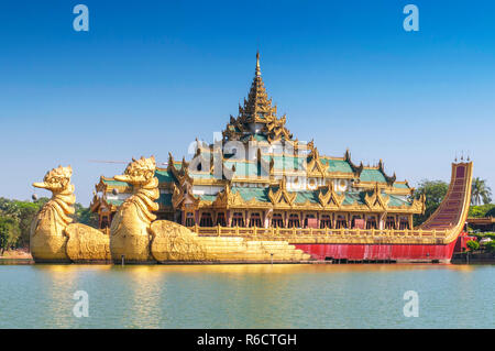Karaweik repräsentiert In Kandawgyi Palace Royal Lake, Yangon, Myanmar Stockfoto