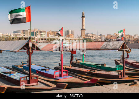 Alte, traditionelle Boote in der Bucht Creek in Dubai, Vereinigte Arabische Emirate Stockfoto