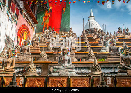 Statuen des Buddha im Lotussitz, Gangaramaya buddhistischen Tempel, Colombo, Sri Lanka Stockfoto
