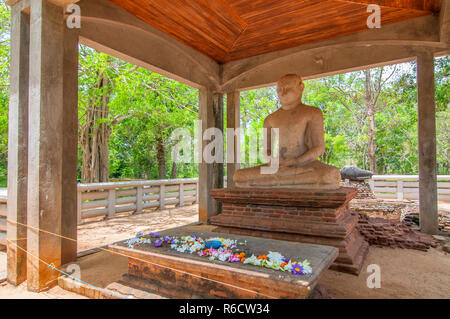 Granit Samadhi Buddha Statue in Mahamevnawa Park, Anuradhapura, Sri Lanka Stockfoto