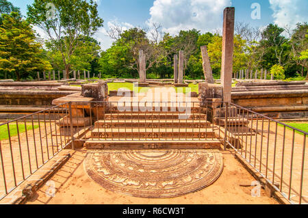 Heilige Stadt Anuradhapura, Mondstein und Treppen an der Abhayagiri