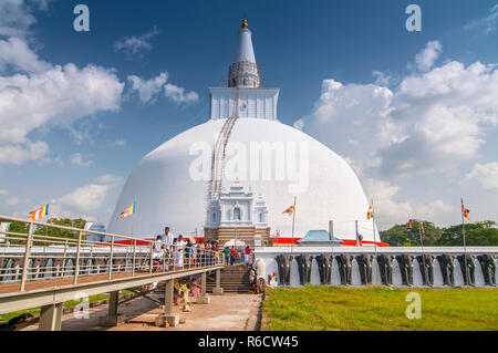 Ruwanweliseya, Maha Thupa oder große Stupa, Weltkulturerbe der UNESCO, Anuradhapura, Sri Lanka, Asien Stockfoto