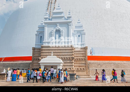 Ruwanweliseya, Maha Thupa oder große Stupa, Weltkulturerbe der UNESCO, Anuradhapura, Sri Lanka, Asien Stockfoto