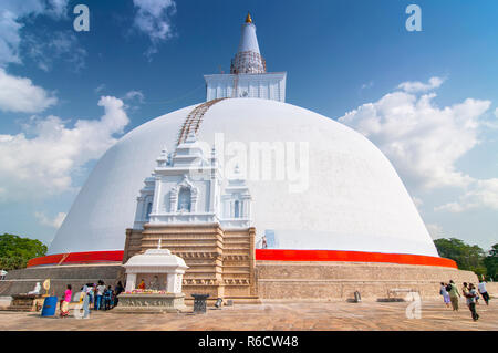 Ruwanweliseya, Maha Thupa oder große Stupa, Weltkulturerbe der UNESCO, Anuradhapura, Sri Lanka, Asien Stockfoto