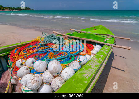 Bunte Fischerboot am Strand Niederländisch Bay, Trincomalee, Sri Lanka Stockfoto