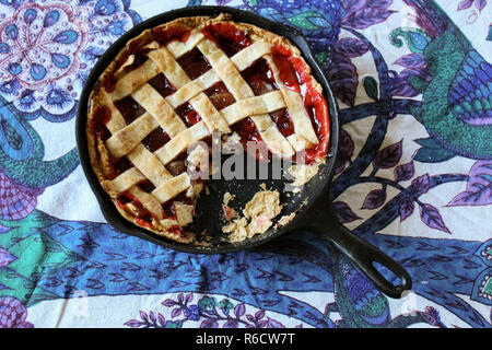 Cherry Apple Gitter oben Pie in gusseisernen Pfanne Stockfoto