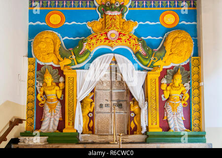 Tempel des Zahns, der berühmte Tempel Gehäuse Zahnreliquie des Buddha, UNESCO-Weltkulturerbe, Kandy, Sri Lanka, Asien Stockfoto