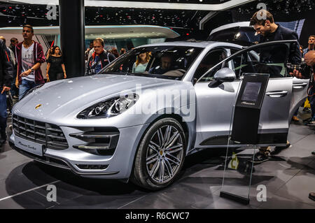 FRANKFURT - Sept. 2015: Porsche Macan Turbo auf der IAA International Motor Show am 20. September vorgelegt, 2015 in Frankfurt am Main, Deutschland Stockfoto