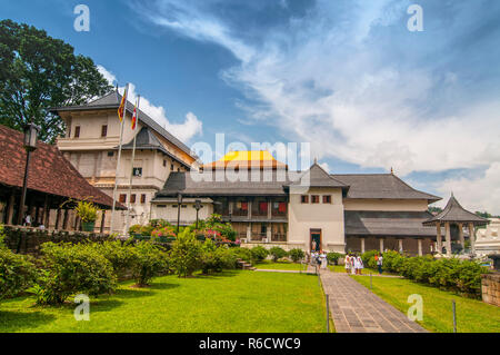 Tempel des Zahns, der berühmte Tempel Gehäuse Zahnreliquie des Buddha, UNESCO-Weltkulturerbe, Kandy, Sri Lanka, Asien Stockfoto