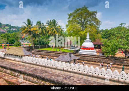 Tempel des Zahns, der berühmte Tempel Gehäuse Zahnreliquie des Buddha, UNESCO-Weltkulturerbe, Kandy, Sri Lanka, Asien Stockfoto