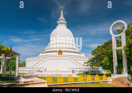 Japanische Frieden Pagode in Rumassala, Sri Lanka Die japanische Frieden Pagode in der Nähe von Unawatuna ist eine schöne Schrein mit herrlichem Blick über den Indischen Ozean Ein Stockfoto