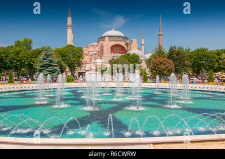 Der Blick auf Brunnen In Sultan Ahmet Park mit der Hagia Sophia im Hintergrund, Istanbul, Türkei Stockfoto