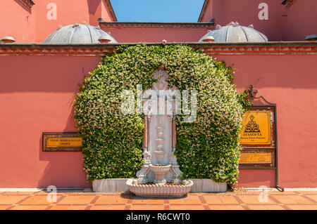 Schöne alte türkische Brunnen in einem rosa Wand im Sultanahmet Park, Istanbul Türkei Stockfoto