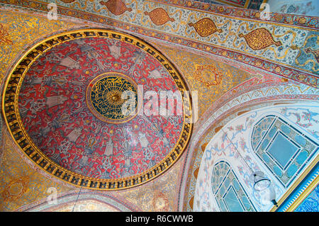 Detail der gewölbten Decke mit Kronleuchter in der inneren Kammer des Harem im Topkapi Palast (Topkapi Saray ) in Istanbul, Türkei Stockfoto