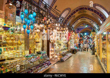 Der Große Basar, der als der älteste Shopping Mall in der Geschichte Mit über 1200 Schmuck, Teppiche, Leder-, Gewürz- und Souvenirläden, Istanbul, Tu. Stockfoto