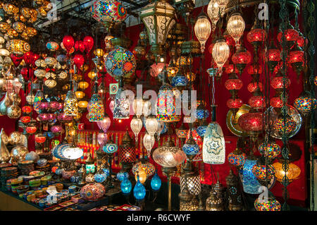 Türkische dekorativen Lampen für den Verkauf auf dem Großen Basar in Istanbul, Türkei Stockfoto