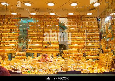 Golden Zubehör in das Anzeigefenster eines Schmuckladen im Grand Basar in Istanbul, Türkei Stockfoto