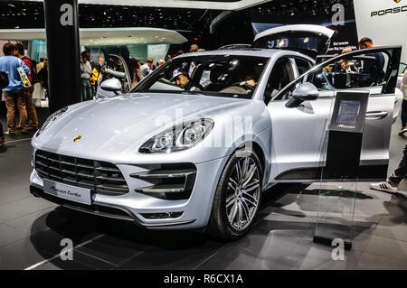 FRANKFURT - Sept. 2015: Porsche Macan Turbo auf der IAA International Motor Show am 20. September vorgelegt, 2015 in Frankfurt am Main, Deutschland Stockfoto