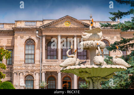 Kunstvoll geschnitzten Swan Brunnen im Teich von formalen Gärten im Dolmabahçe-Palast Istanbul Türkei Stockfoto