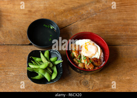 Japanisches Essen Satz von Teriyaki Hühnchen mit Reis und gebratenen Ei in eine Schüssel geben. Stockfoto