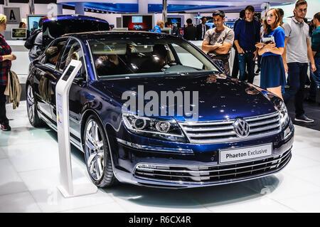 FRANKFURT - Sept. 2015: Volkswagen VW Phaeton exklusiv auf der IAA International Motor Show am 20. September vorgelegt, 2015 in Frankfurt am Main, Deutschland Stockfoto