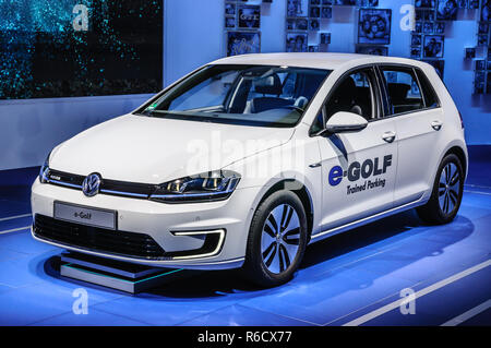 FRANKFURT - Sept. 2015: Volkswagen VW e-Golf auf der IAA International Motor Show am 20. September vorgelegt, 2015 in Frankfurt am Main, Deutschland Stockfoto