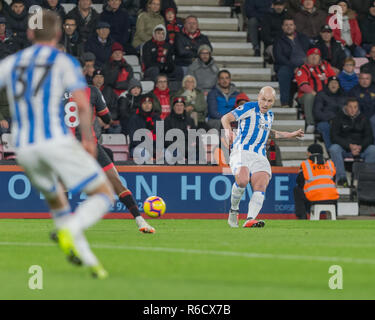 Bournemouth, UK. 4. Dez, 2018. Aaron Mooy von Huddersfield Town während der Premier League Match zwischen AFC Bournemouth und Huddersfield Town an der Vitalität Stadion, Bournemouth, England am 4. Dezember 2018. Foto von Simon Carlton. Nur die redaktionelle Nutzung, eine Lizenz für die gewerbliche Nutzung erforderlich. Keine Verwendung in Wetten, Spiele oder einer einzelnen Verein/Liga/player Publikationen. Credit: UK Sport Pics Ltd/Alamy leben Nachrichten Stockfoto