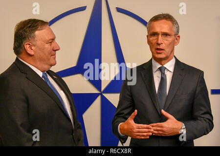 Brüssel, Belgien. 4. Dez 2018. Us-Staat Mike Pompeo, Links, schüttelt Hände mit NATO-Generalsekretär Jens Stoltenberg vor Beginn einer Tagung im NATO-Hauptquartier Dezember 4, 2018 in Brüssel, Belgien. Credit: Planetpix/Alamy leben Nachrichten Stockfoto