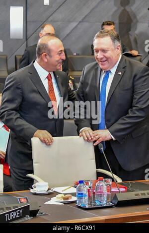 Brüssel, Belgien. 4. Dez 2018. Us-Staat Mike Pompeo, rechts, Chats mit türkischen Außenminister Mevlut Cavusoglu vor Beginn des Nordatlantischen Rates in Georgien und der Ukraine in der NATO-Zentrale am 4. Dezember in Brüssel, Belgien 2018. Credit: Planetpix/Alamy leben Nachrichten Stockfoto