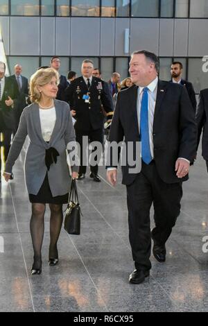 Brüssel, Belgien. 4. Dez 2018. Us-Staat Mike Pompeo, rechts, Spaziergänge mit US-Botschafter bei der NATO, Kay Bailey Hutchison bei der Ankunft in der NATO-Zentrale 4. Dezember 2018 in Brüssel, Belgien. Credit: Planetpix/Alamy leben Nachrichten Stockfoto