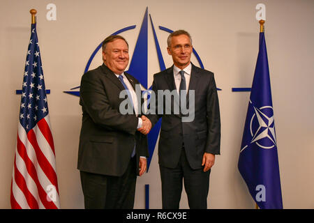 Brüssel, Belgien. 4. Dez 2018. Us-Staat Mike Pompeo, Links, schüttelt Hände mit NATO-Generalsekretär Jens Stoltenberg vor Beginn einer Tagung im NATO-Hauptquartier Dezember 4, 2018 in Brüssel, Belgien. Credit: Planetpix/Alamy leben Nachrichten Stockfoto
