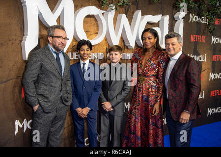 LONDON, ENGLAND - Dezember 04: Eddie Marsan, Rohand Chand, Louis Ashbourne Serkis, Naomie Harris und Andy Serkis ein Special Screening von Netflix 'Mowgli: Legende Der Dschungel" Im Curzon Mayfair am 4. Dezember 2018 in London, England teilnehmen Stockfoto