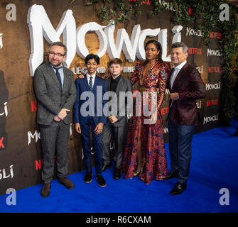 LONDON, ENGLAND - Dezember 04: Eddie Marsan, Rohand Chand, Louis Ashbourne Serkis, Naomie Harris und Andy Serkis ein Special Screening von Netflix 'Mowgli: Legende Der Dschungel" Im Curzon Mayfair am 4. Dezember 2018 in London, England teilnehmen Stockfoto