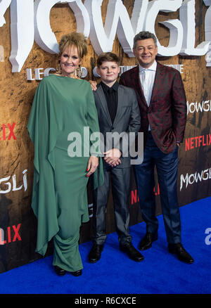 LONDON, ENGLAND - Dezember 04: Lorraine Ashbourne, Louis Ashbourne Serkis und Andy Serkis besucht eine Special Screening von Netflix 'Mowgli: Legende Der Dschungel" Im Curzon Mayfair am 4. Dezember 2018 in London, England Stockfoto