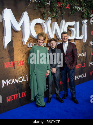 LONDON, ENGLAND - Dezember 04: Lorraine Ashbourne, Louis Ashbourne Serkis und Andy Serkis besucht eine Special Screening von Netflix 'Mowgli: Legende Der Dschungel" Im Curzon Mayfair am 4. Dezember 2018 in London, England Stockfoto