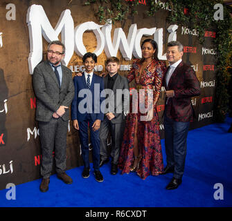 LONDON, ENGLAND - Dezember 04: Eddie Marsan, Rohand Chand, Louis Ashbourne Serkis, Naomie Harris und Andy Serkis ein Special Screening von Netflix 'Mowgli: Legende Der Dschungel" Im Curzon Mayfair am 4. Dezember 2018 in London, England teilnehmen Stockfoto