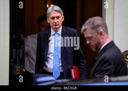 London, Großbritannien. 4. Dez, 2018. Der britische Schatzkanzler Philip Hammond Blätter 10 Downing Street nach einer Kabinettssitzung in London, Großbritannien, 4. Dezember 2018. Britischen Abgeordneten am Dienstag mit 311 zu 293 Minister in der Missachtung des Parlaments über die volle rechtliche Beratung bei der Brexit Angebot zu veröffentlichen, zu finden. Credit: Stephen Chung/Xinhua/Alamy leben Nachrichten Stockfoto